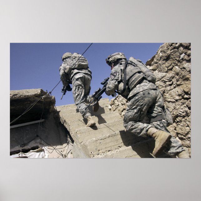 Pôster Soldados subindo escada de um prédio (Frente)