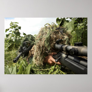 Pôster Soldados vestidos em ternos do ghillie