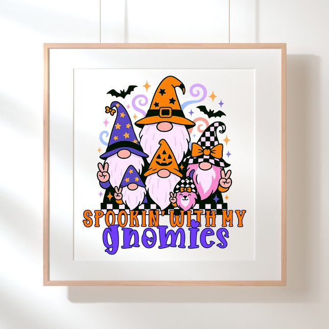 Poster "Spookin" Com Meus Gnomos: Amigos do Dia das Bruxa (Get festive with spookin' with my gnomies — a Halloween friends design full of humor and charm.)