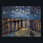 Poster Starry Night Over Rhone River por Vincent Van Gogh<br><div class="desc">A história de Dreamlike foi inspirada pela Noite de Vincent Van Gogh sobre o Ródano: O ar balançava com o trono baixo do rio, uma canção de ninar que dava os sentidos. Dois números, seus rostos obscurecidos pelo brilho suave das lâmpadas de gás, rolavam ao longo do banco do rio....</div>