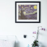 Pôster Starry Night por Vincent van Gogh, Vintage Fine Ar<br><div class="desc">Starry Night (1889), por Vincent van Gogh, é um apos impressionismo de pintura paisagística de arte. Uma vista de uma cidade num vale à noite com as nuvens a girar, as estrelas a brilhar e uma bela lua ouro amarela. Foi pintado durante o dia pela memória e é a pintura...</div>