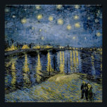 Pôster Starry Night Vincent van Gogh Poster<br><div class="desc">Algodão em Cordeville. Vincent Willem van Gogh. Paisagem noturna em tons azuis e amarelos. Há uma ponte sobre o rio. No primeiro plano, um homem e uma mulher caminham pelo cais. As estrelas estão brilhando no céu. Reprodução de famosas imagens de arte no dominio público.</div>