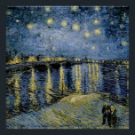 Pôster Starry Night Vincent van Gogh Poster<br><div class="desc">Algodão em Cordeville. Vincent Willem van Gogh. Paisagem noturna em tons azuis e amarelos. Há uma ponte sobre o rio. No primeiro plano,  um homem e uma mulher caminham pelo cais. As estrelas estão brilhando no céu. Reprodução de famosas imagens de arte no dominio público.</div>
