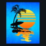 Pôster Surfe no Sol<br><div class="desc">Surfando arte de surfista em pé na praia e um nascer do sol sobre a água.</div>