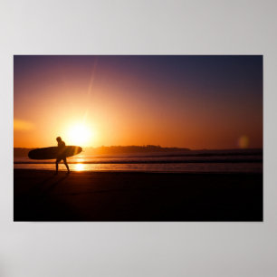 Pôster Surfista na praia no por do sol