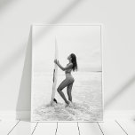 Poster Surfista Negra e Branca na Praia<br><div class="desc">Capture a essência livre e espirituosa da cultura de surfs com esta Surfer Girl no Poster de Praia. Apresentando uma ilustração monocromática ou fotografia impressionante de uma surfista confiante ao lado do oceano, esta trabalho de arte exude um senso de aventura, liberdade e conexão com as ondas. A estética minimalista...</div>