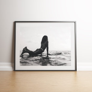 Poster Surfista Negra e Branca no Oceano