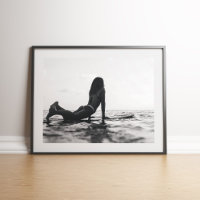 Surfista Negra e Branca no Oceano