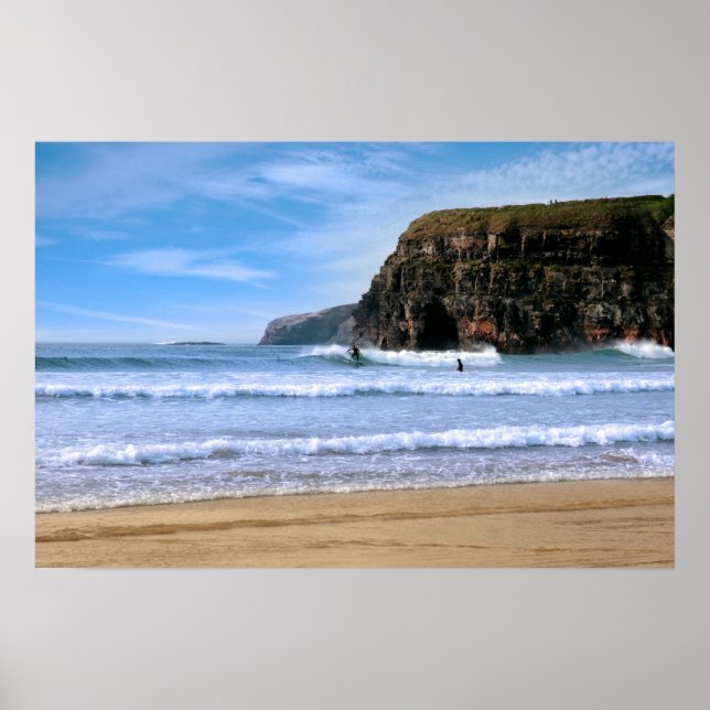 Poster surfistas navegando perto de Ballybunion cliffs (Frente)