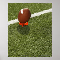 Taça de futebol no campo de futebol, elevada