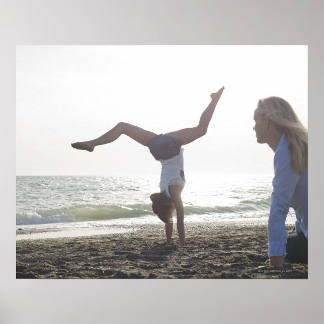 Poster Teenage girl performs gymnastic feat, mom (Frente)