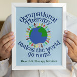 Pôster Terapia ocupacional faz o mundo girar<br><div class="desc">O T faz o mundo girar em poster com sua empresa personalizada na base. Um presente de terapia ocupacional para o seu terapeuta ocupacional favorito. Possui um grupo de pessoas de mãos dadas ao redor do planeta azul e verde Terra. Juntem-se para fazer uma mudança ajudando as pessoas através de...</div>