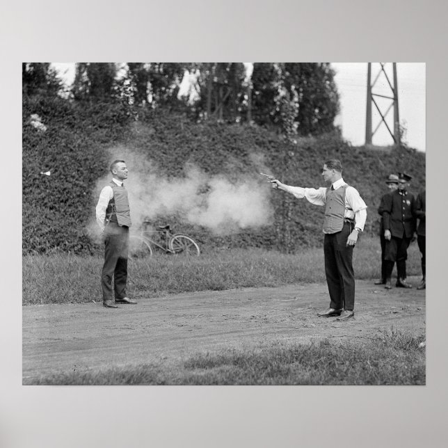 Pôster Testando Colete à Prova de Balas, 1923. Foto Antig (Frente)