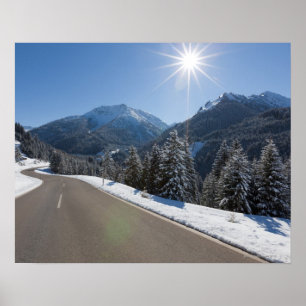 Poster Thrugh vazio idílico da estrada uma paisagem do