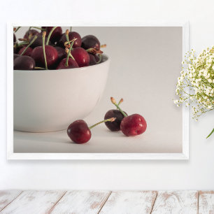 Poster Tigela de Cerejas Vermelhas Frescas em Tons Suaves