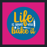 Poster Tipografia da Cozinha Baking Engraçada Retro Baker<br><div class="desc">Arte tipográfica colorida com cores retrô e vibrantes. Peitos engraçados e citações sobre comida,  cozinhar,  assar e jantar. Condecoração perfeita para sua cozinha,  restaurante,  café,  compro de padaria ou restaurante. A cor de fundo (o círculo e o quadrado) é personalizável através da Ferramenta Design.</div>
