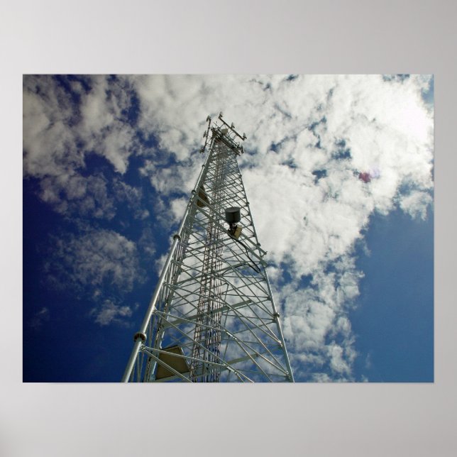 Pôster Torre de comunicação que atinge as nuvens (Frente)