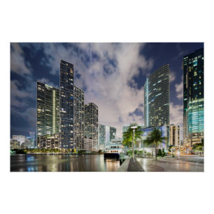 Pôster Torres iluminadas na margem aquática do rio Miami