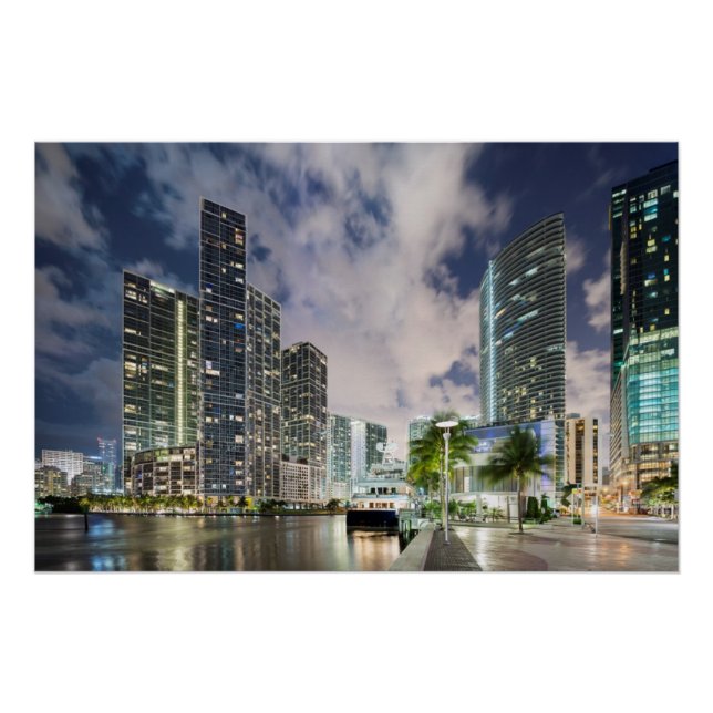 Pôster Torres iluminadas na margem aquática do rio Miami (Frente)