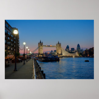 Poster Tower Bridge no pôr do sol em Londres Inglaterra