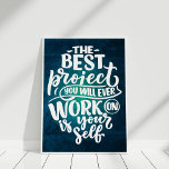 Poster "Trabalhe consigo mesmo" Cota Inspiracional Retroa<br><div class="desc">Eleve seu espaço com o Poster de citação retrorrefleccional "Trabalhe em si mesmo". Apresentando a mensagem motivacional do cheio, "O melhor projeto em que você vai trabalhar é você mesmo", este design combina estética retrorreflectora com inspiração crescente. Perfeito para qualquer lugar onde a automelhoria e a positividade são fundamentais, esta...</div>