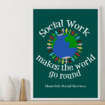 Pôster Trabalho social faz o mundo girar<br><div class="desc">O trabalho social faz com que o mundo gire poster com sua empresa personalizada no fundo. Um belo presente de serviços sociais para seu assistente social favorito. Possui um grupo de pessoas de mãos dadas ao redor do planeta azul e verde Terra. Juntem-se para fazer uma mudança ajudando as pessoas....</div>