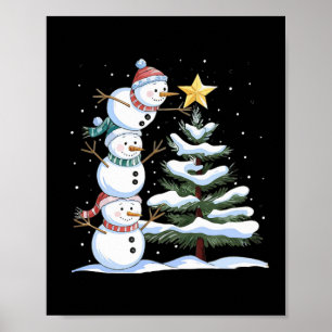 Poster Três bonecos de neve estão arranjando uma árvore d