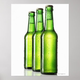Poster Três garrafas verdes da cerveja no fundo branco,