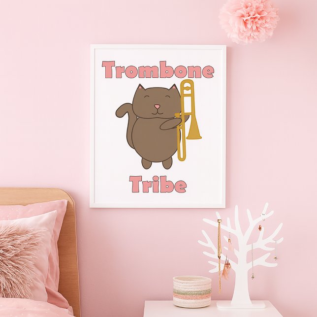 Poster Tribo do Trombone Letras Rosa Gato Marrom Fofo (A poster featuring a cute cat holding a trombone and the words trombone tribe in pink.)