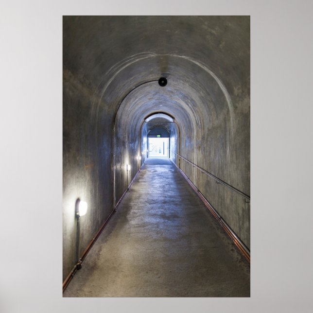 Poster Túnel de Concreto em um Bunker Nazi (Frente)