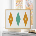 Pôster Turquesa Laranja-Aroma-Laranja-Aroma Ouros<br><div class="desc">Este poster moderno do século médio apresenta três grandes diamantes com duas estrelas no centro,  numa combinação das cores azul-turquesa,  laranja e creme. Isso faria uma adição divertida às suas paredes!</div>