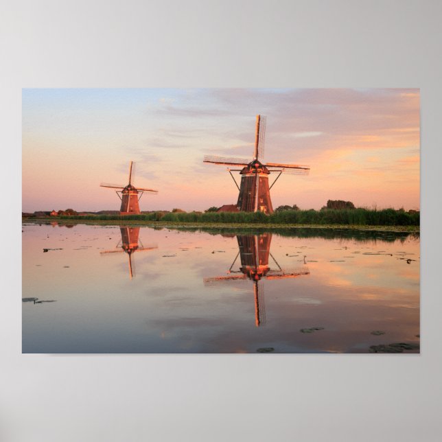 Poster Two windmills with reflection at sunset (Frente)