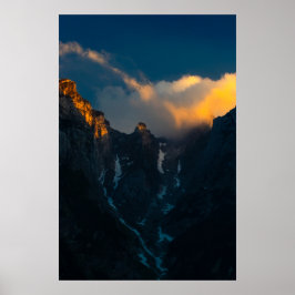 Poster Último suspiro de sol brilhando em montanhas majes