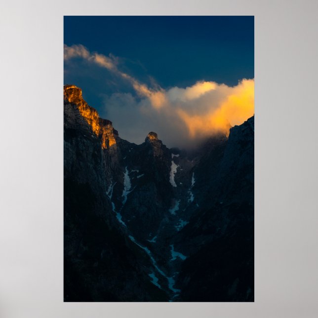 Poster Último suspiro de sol brilhando em montanhas majes (Frente)