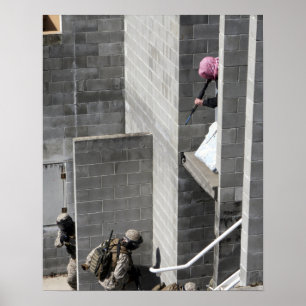 Pôster Um agressor fuzileiro e inimigo com papéis