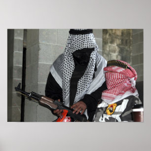 Poster Um agressor inimigo do papel-playing arma um