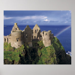 Pôster Um arco-íris atinge o castelo medieval de Dunluce
