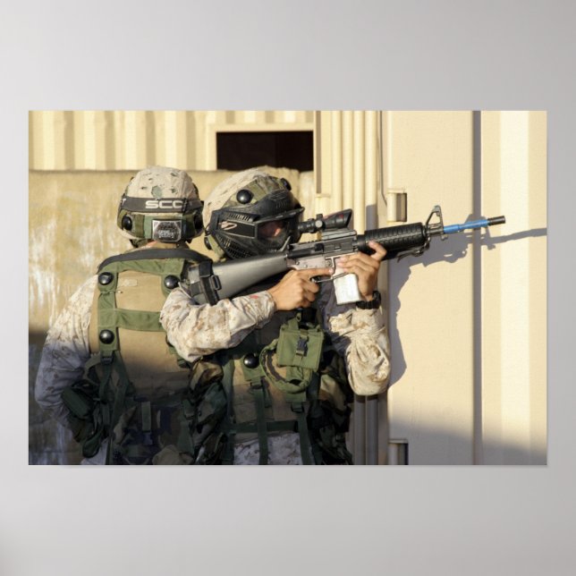 Poster Um batedor de infantaria visa sua arma (Frente)