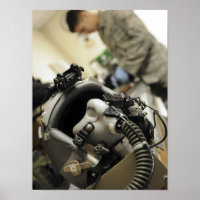 Um capacete de tripulante de voo totalmente montad