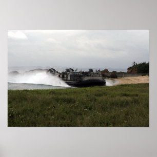 Pôster Um coxim de ar da barca de descarregamento vem em
