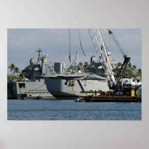 Pôster Um F-15 Eagle obtem um elevador de um guindaste da