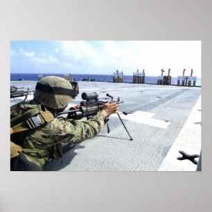 Pôster Um fuzileiro naval dos E.U. que ajusta sua arma