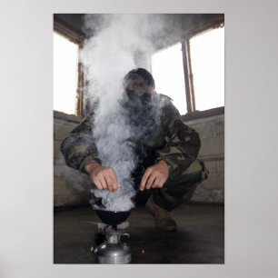 Poster Um fuzileiro naval enche a câmara de gás com mai