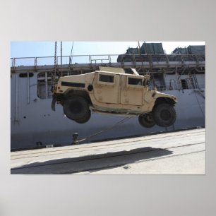 Pôster Um guindaste levanta um Humvee M998
