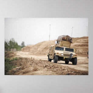 Pôster Um Humvee conduz a segurança