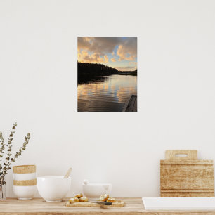 Poster Um lago ao pôr do sol refletindo o céu