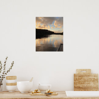 Poster Um lago ao pôr do sol refletindo o céu