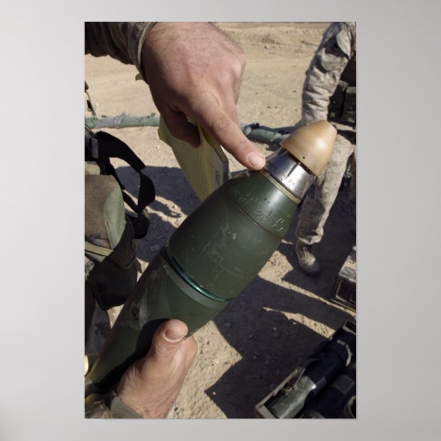 Pôster Um líder de esquadrão aponta para um ajuste de ret (Frente)