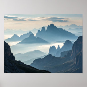 Poster Um Mar de Nevoeiro: Montanhas majestosas no nascer