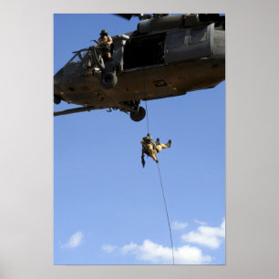 Pôster Um pararescueman rappels de um HH-60